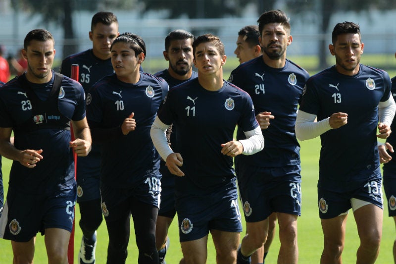 Jugadores de Chivas en un entrenamiento 