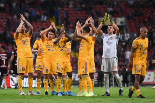 Jugadores de Tigres festejan tras rescatar empate ante Atlas