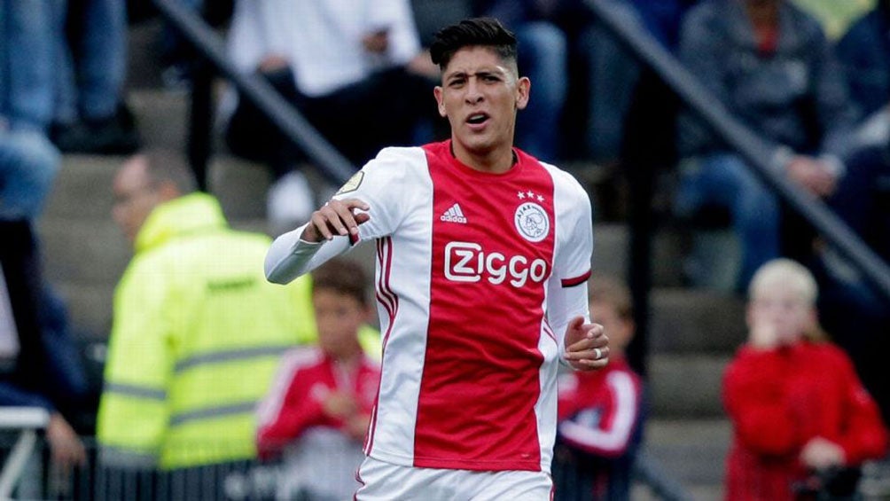 Edson Álvarez en partido con el Ajax 