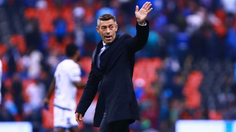 Pedro Caixinha, en un juego de Cruz Azul en el Apertura 2019