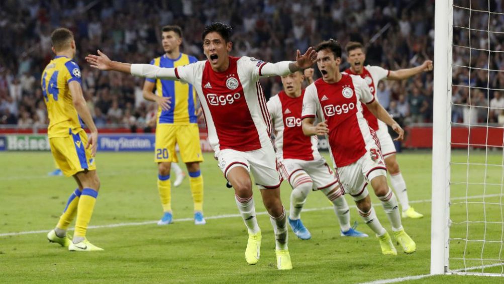 Edson Álvarez dispara en el juego entre Ajax y APOEL