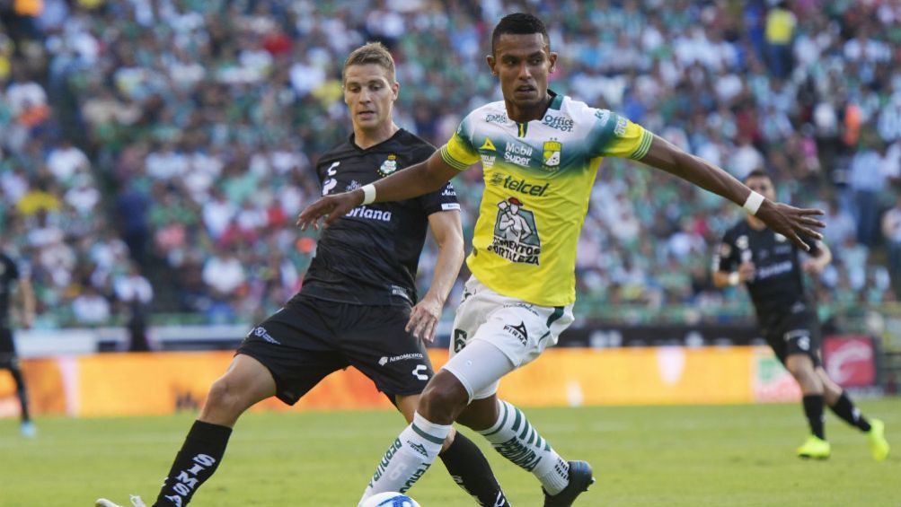 Julio Cesar Furch y William Tesillo disputan un balón