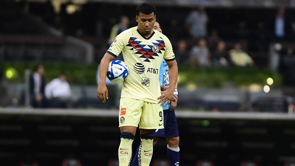 Roger cabizbajo tras fallar el penalti ante Pachuca