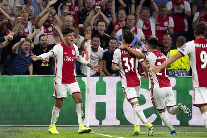 Edson Álvarez, festeja su gol vs APOEL en Champions League