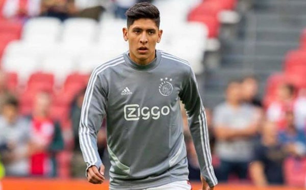 Edson Álvarez en una práctica con el Ajax 