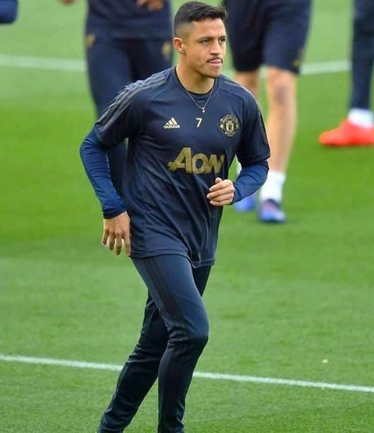 Alexis Sánchez trota en una práctica con el Man Utd