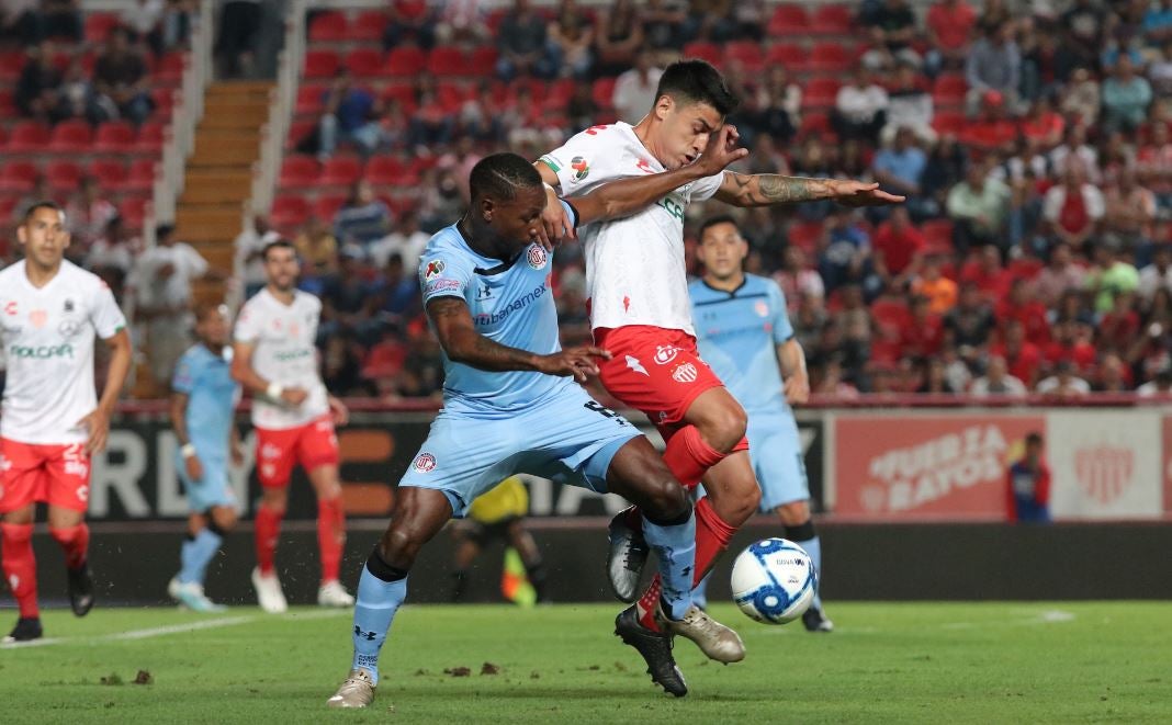 Balón disputado en el juego entre Rayos y Toluca