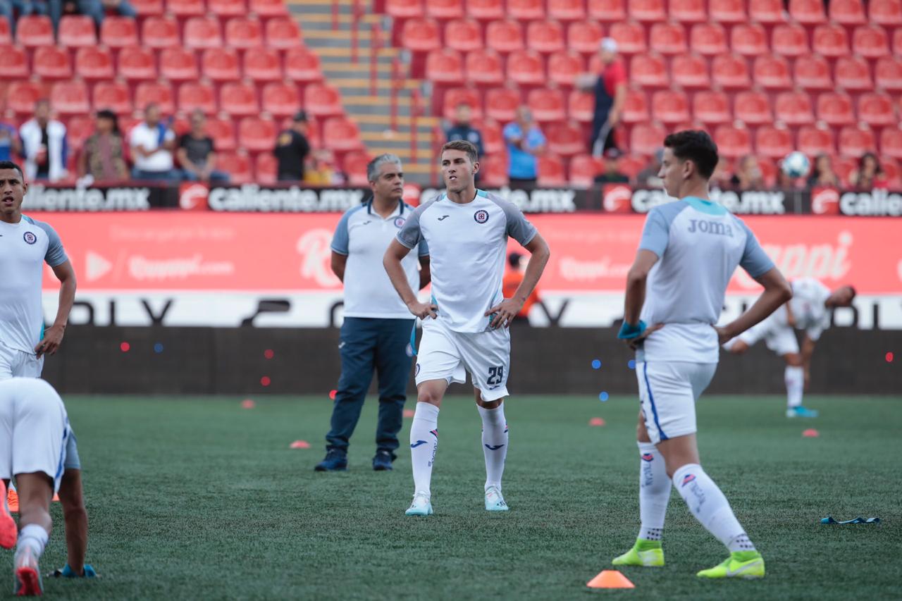 Santiago Giménez calienta antes del juego vs Xolos