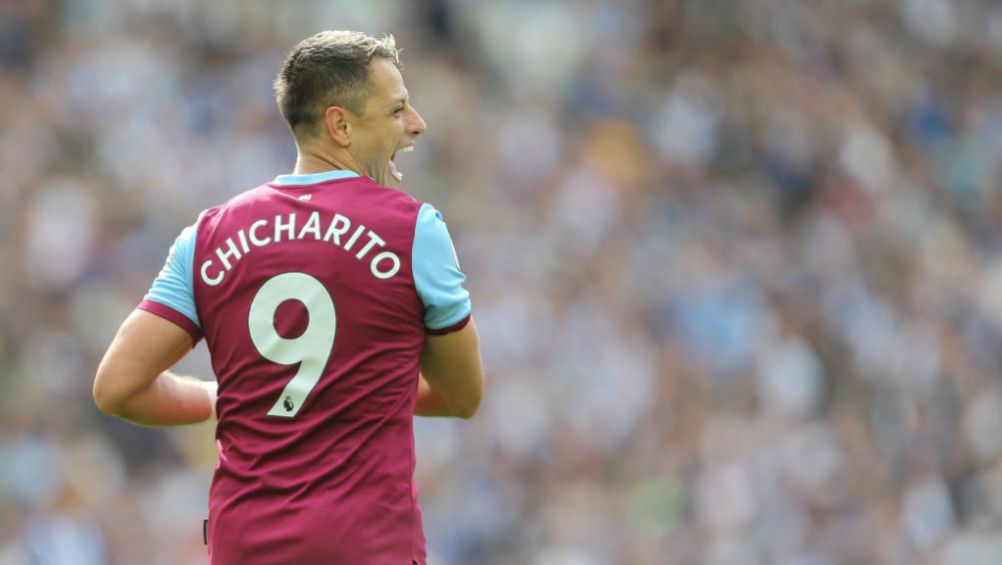 Chicharito, durante un partido con el West Ham