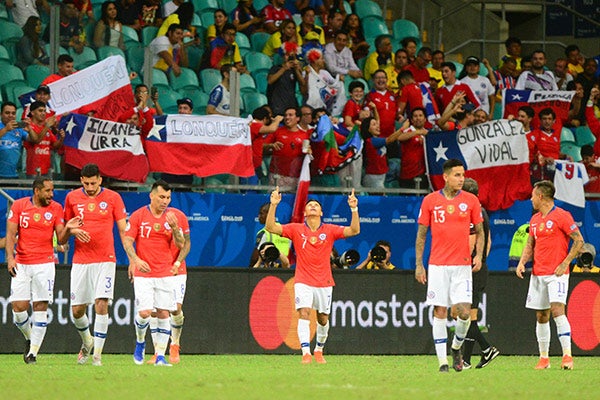 Alexis festeja gol con chilena