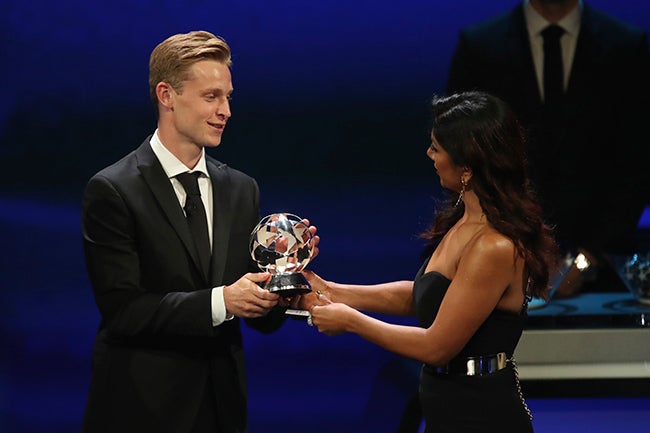 De Jong recibe su premio a mejor mediocampista