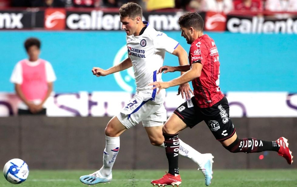 'Chaquito' conduce el balón en juego contra Xolos