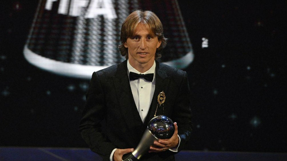 Luka Modric con el premio The Best el año pasado