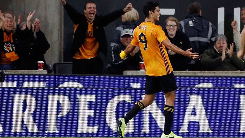 Raúl Jiménez celebra gol contra el Torino