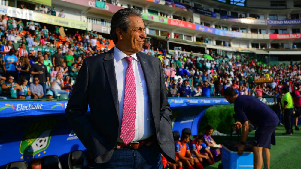 Tomás Boy observa un partido de Chivas