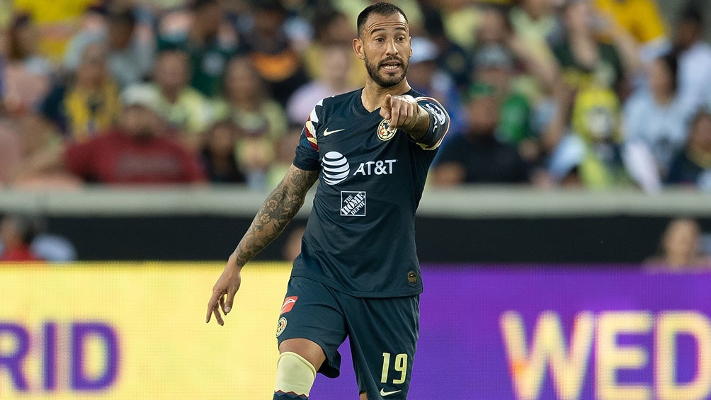 Emanuel Aguilera, durante un duelo con América 