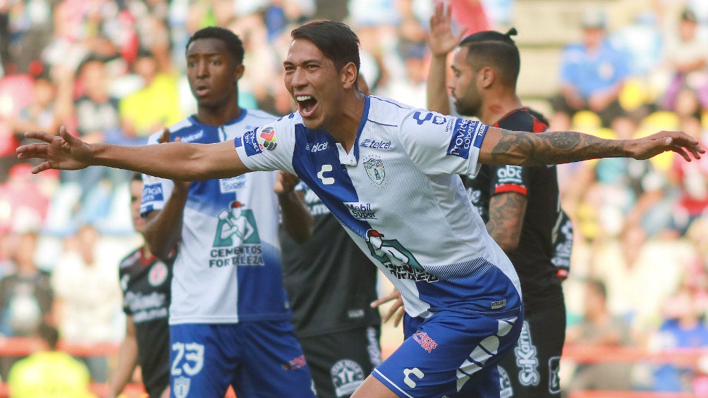 Leonardo Ulloa celebra uno de sus goles con Pachuca