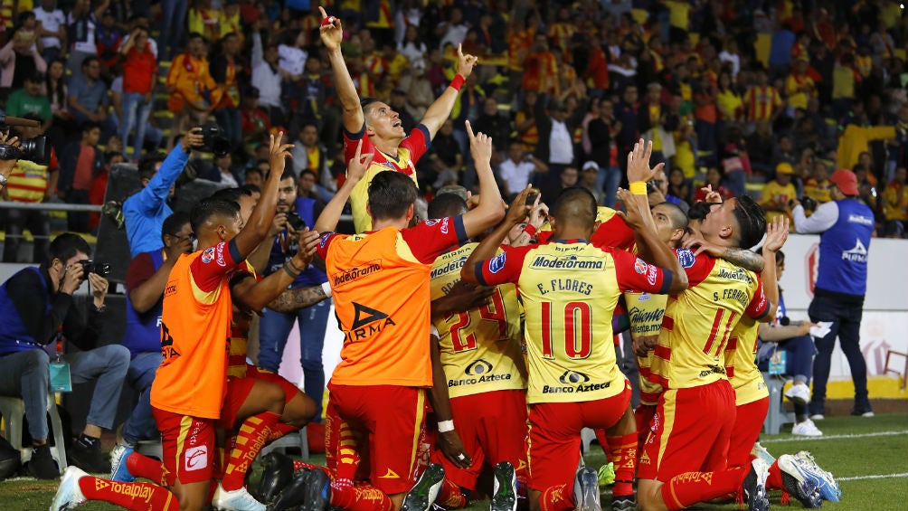 Los jugadores de Morelia celebran después del gol a Veracruz