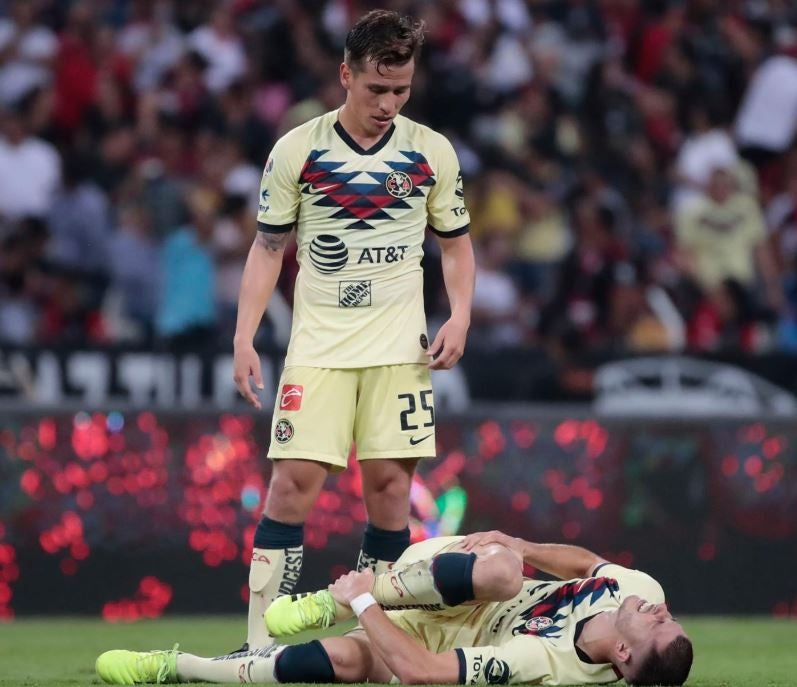 El silbante detiene el juego tras lesión del jugador americanista