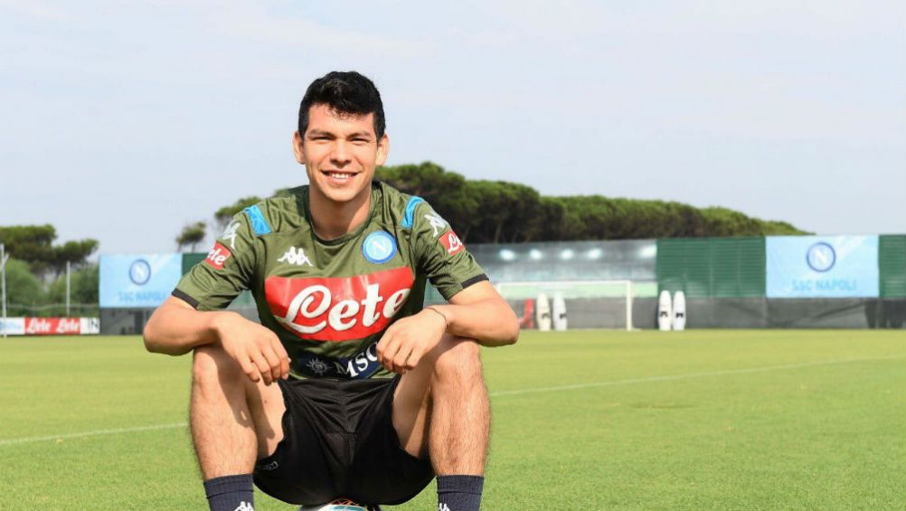 Lozano posa con la playera del Napoli