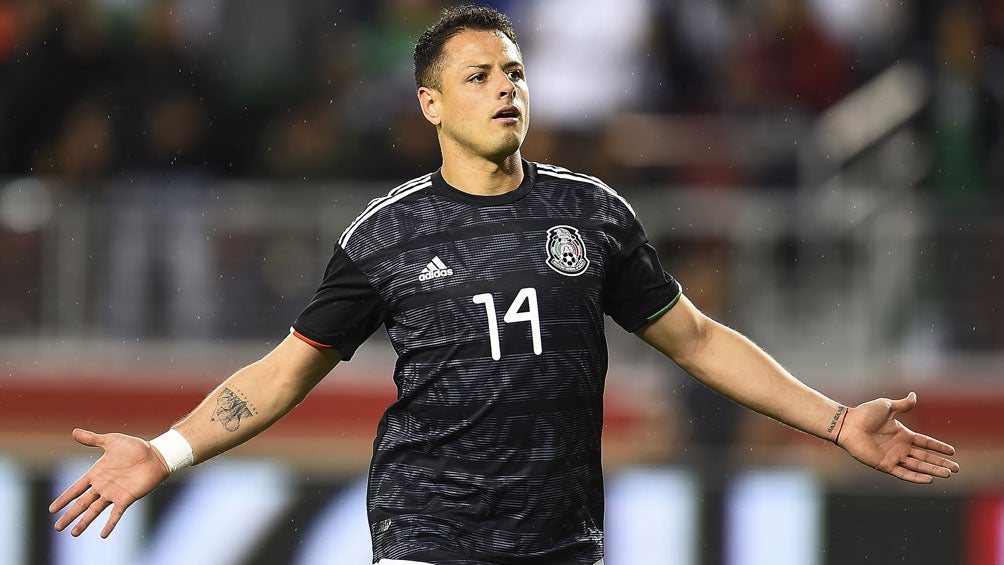 Chicharito celebra una anotación con el Tricolor 