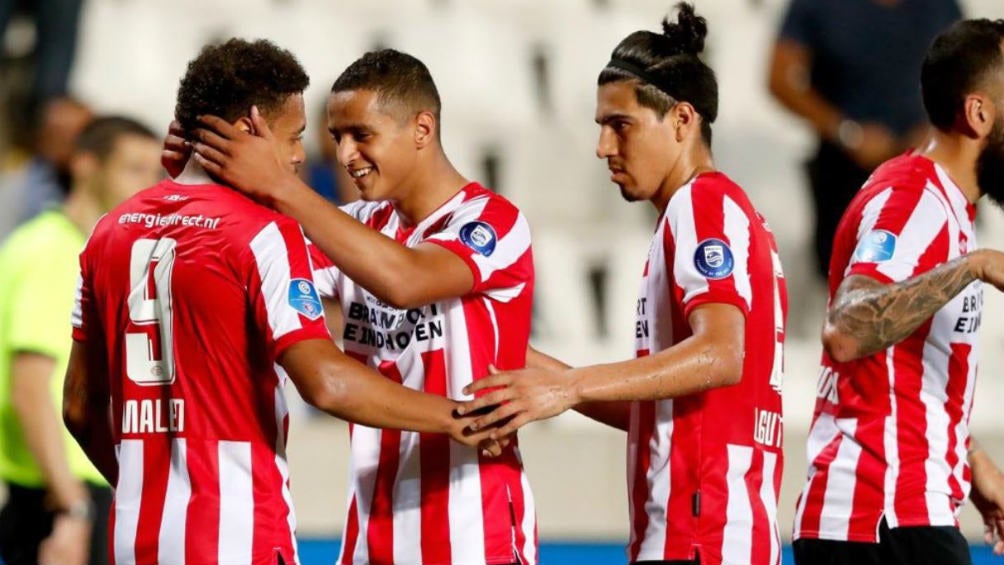 Jugadores del PSV festejan un gol