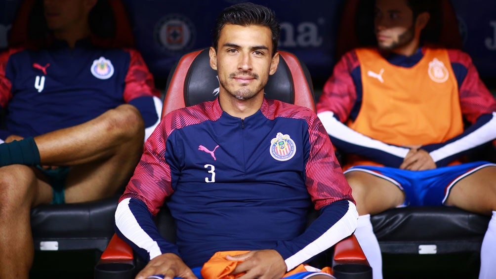 Oswaldo Alanís, en la banca de Chivas en el Azteca 