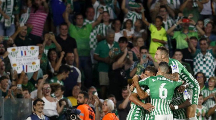 Jugadores del Betis festejan gol de Fekir