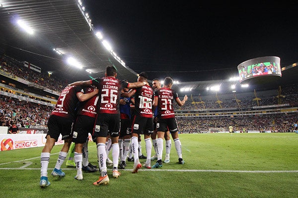 Jugadores de Atlas festejan gol