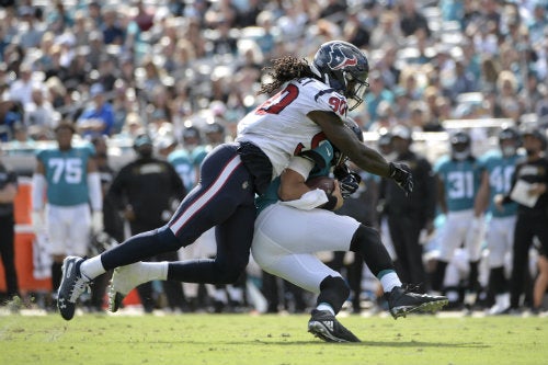 Jadeveon Clowney tacklea a un rival