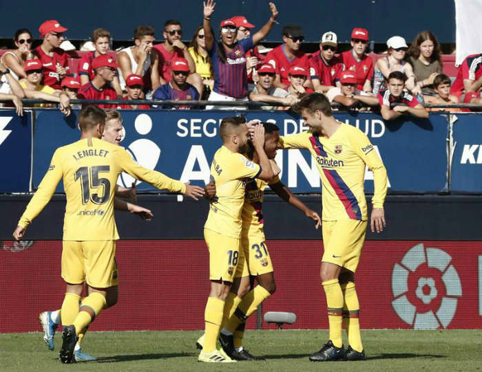 Jugadores del Barcelona festeja gol de Fati