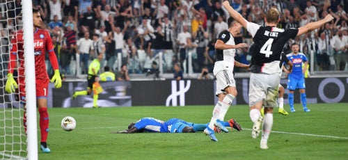 Jugadores de la Juventus celebran el autogol de Koulibaly