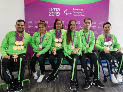 Varios atletas parapanamericanos con sus medallas