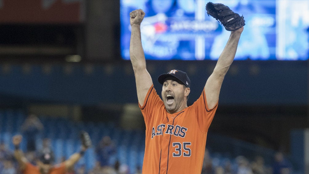 Justin Verlander festeja su hazaña