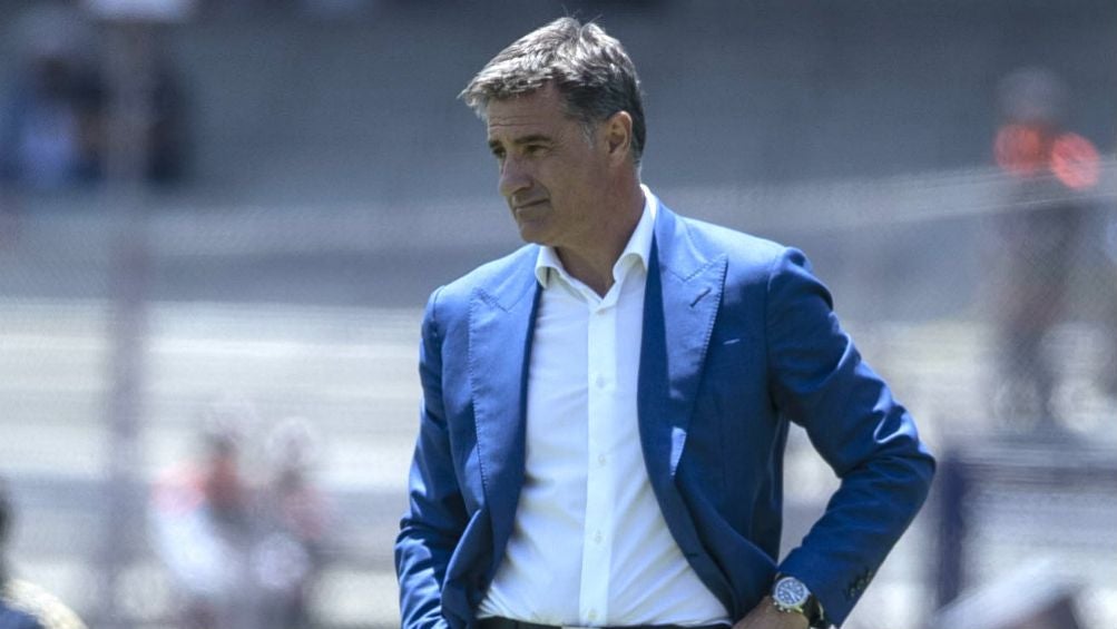 Míchel observa el juego entre Pumas y Toluca del A2019