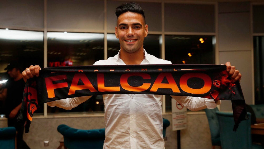 Radamel Falcao muestra una bufanda del Galatasaray con su nombre