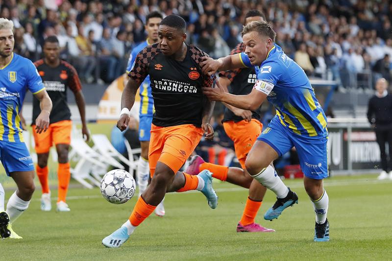 Steven Bergwijn y Daan Rienstra disputan un balón