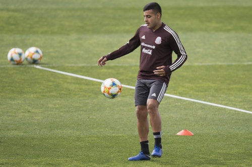 Alexis Vega durante un entrenamiento con el Tri