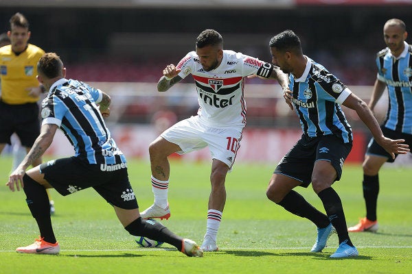 Dani Alves en acción como jugador de Sao Paulo