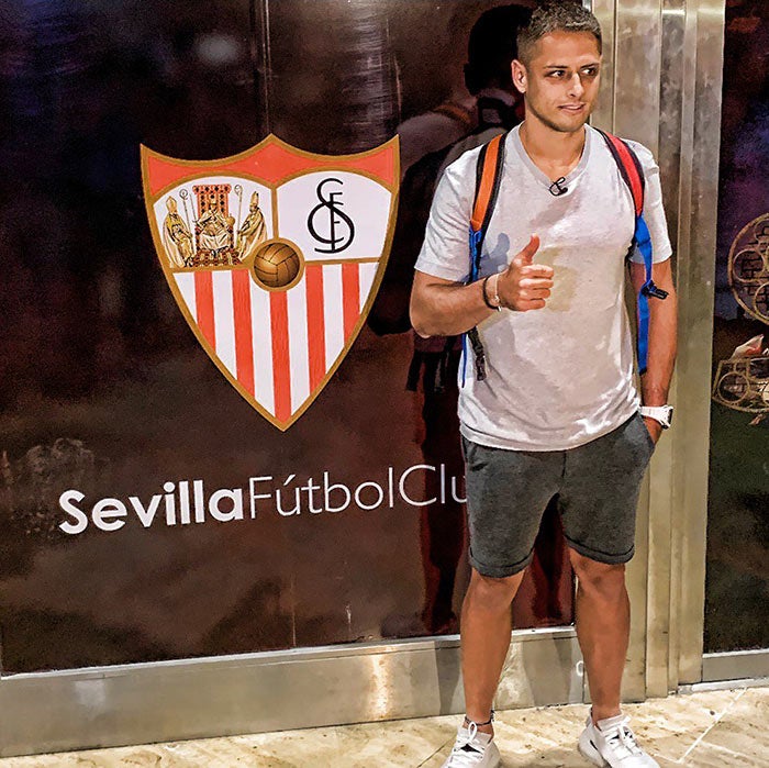 Chicharito posa para las cámaras en su llegada a Sevilla