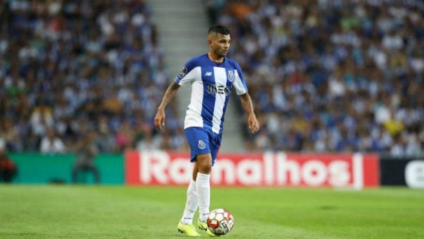 Tecatito durante un partido con el Porto 