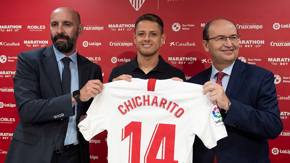 Javier Hernández en su presentación con el Sevilla