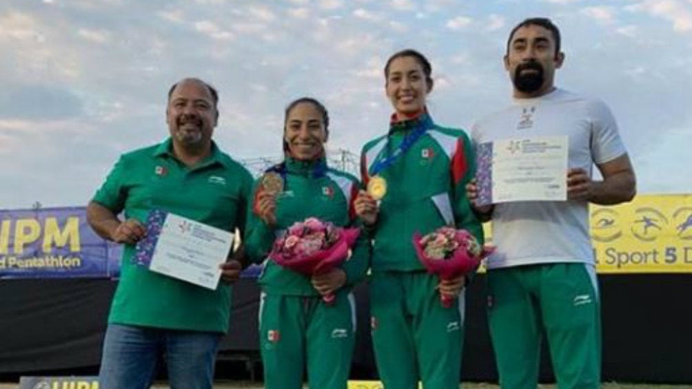 Mayan Oliver y Mariana Arceo con sus medallas