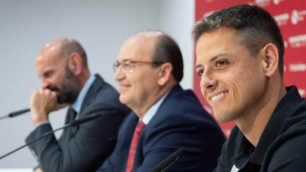 Chicharito, el presidente del equipo José Castro y Monchi durante la presentación