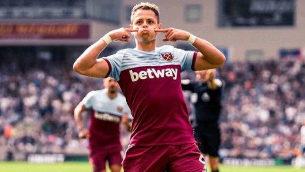 Chicharito festeja un gol con el West Ham