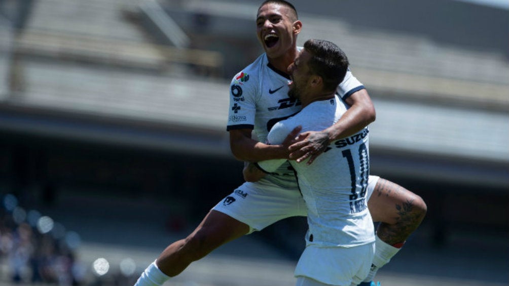 Bryan Mendoza y Víctor Malcorra festejan un gol de Pumas