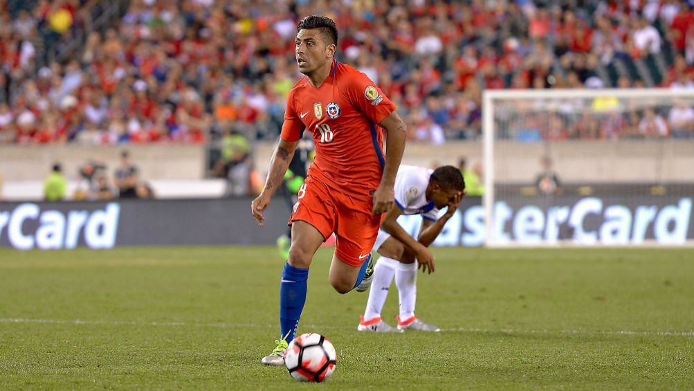 Gonzalo Jara, en un juego con la selección de Chile