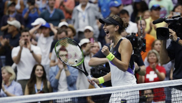 Belinda Bencic celebra su triunfo frente a Osaka