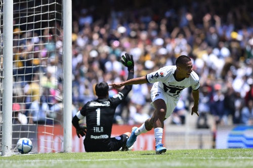 Bryan Mendoza festeja el gol que le dio el triunfo a Pumas