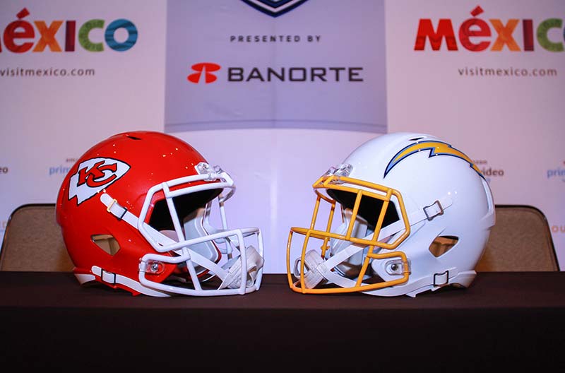 Los cascos de Kansas City Chiefs y Los Angeles Chargers